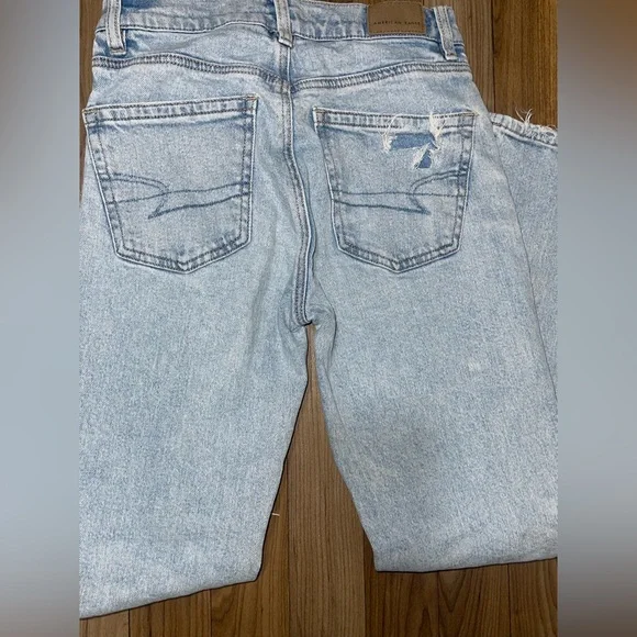 American Eagle jeans Light Wash Distressed Women’s Jeans - Picture 2 of 4